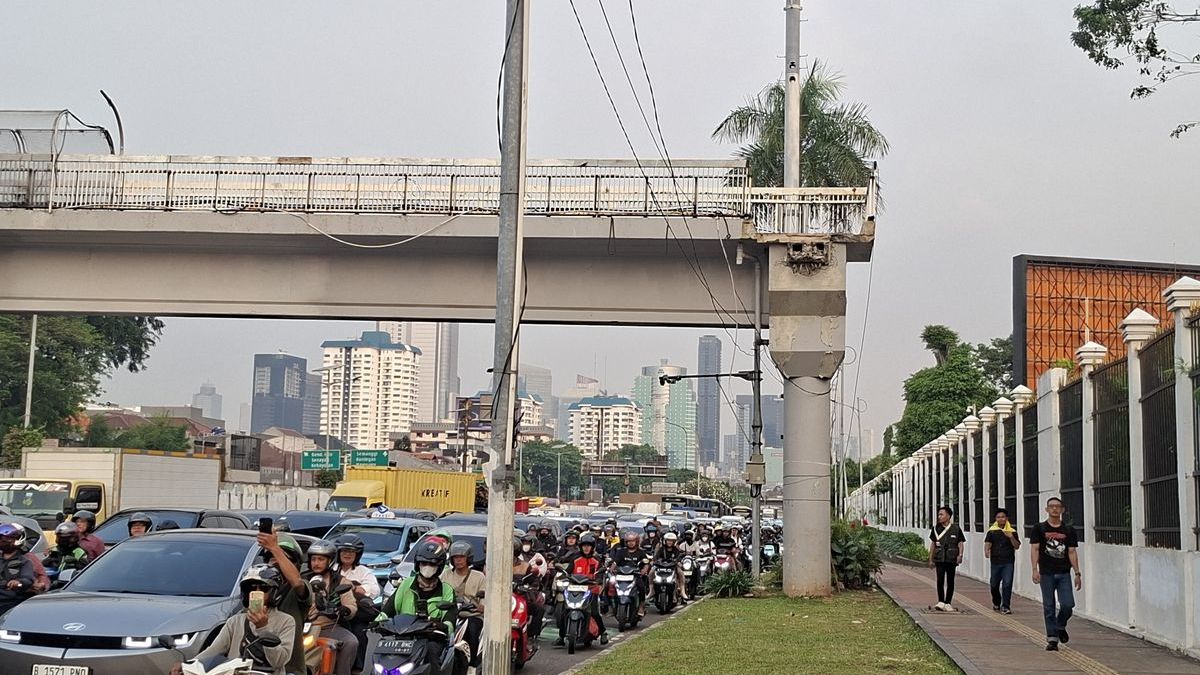 Kondisi tangga Jembatan Penyeberangan Orang di depan Gedung DPR RI Jalan Gatot Subroto Jakarta Pusat yang telah dibongkar.