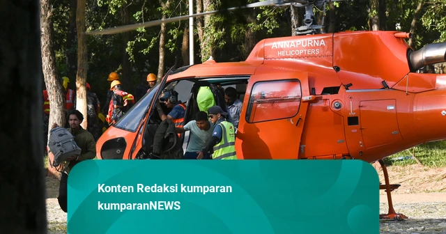 Proses evakuasi warga menggunakan helikopter di Battar Bazar, Nuwakot pasca banjir bandang di Nepal.