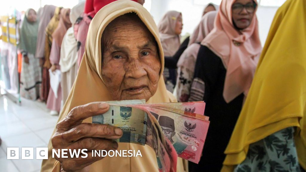 Seorang penarik becak tradisional duduk di atas becaknya di tepi jalan kota.